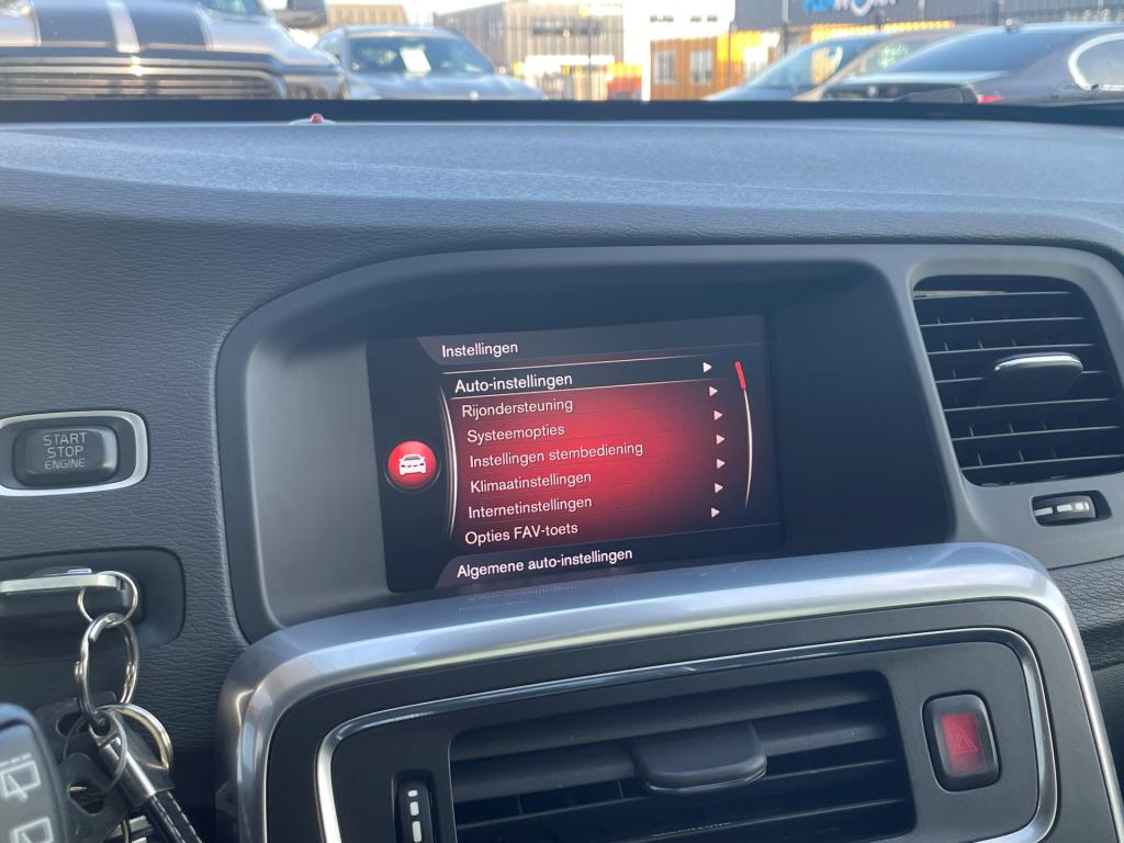 Volvo V60 2.0 d4 r-design automaat | schuifdak | leder | trekhaak