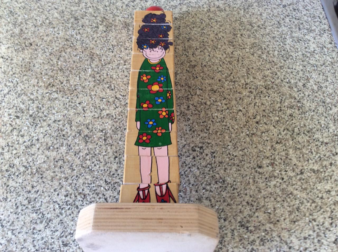 Stapeltoren, houten blokken en doos met blokken en knoppuzzels.