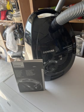 Krachtige Siemens Stofzuiger 2000 watt met boekje en nieuwe zak en filters