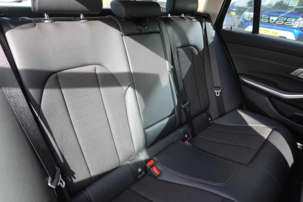 BMW 3-serie touring 330i business edition plus