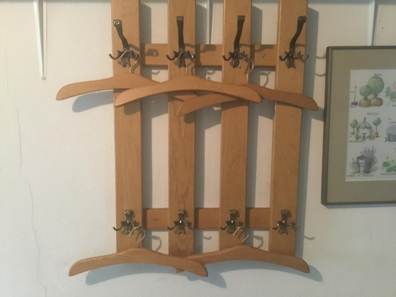 Wandkapstok/ eikenhout/ met bijpassende kledinghangers.