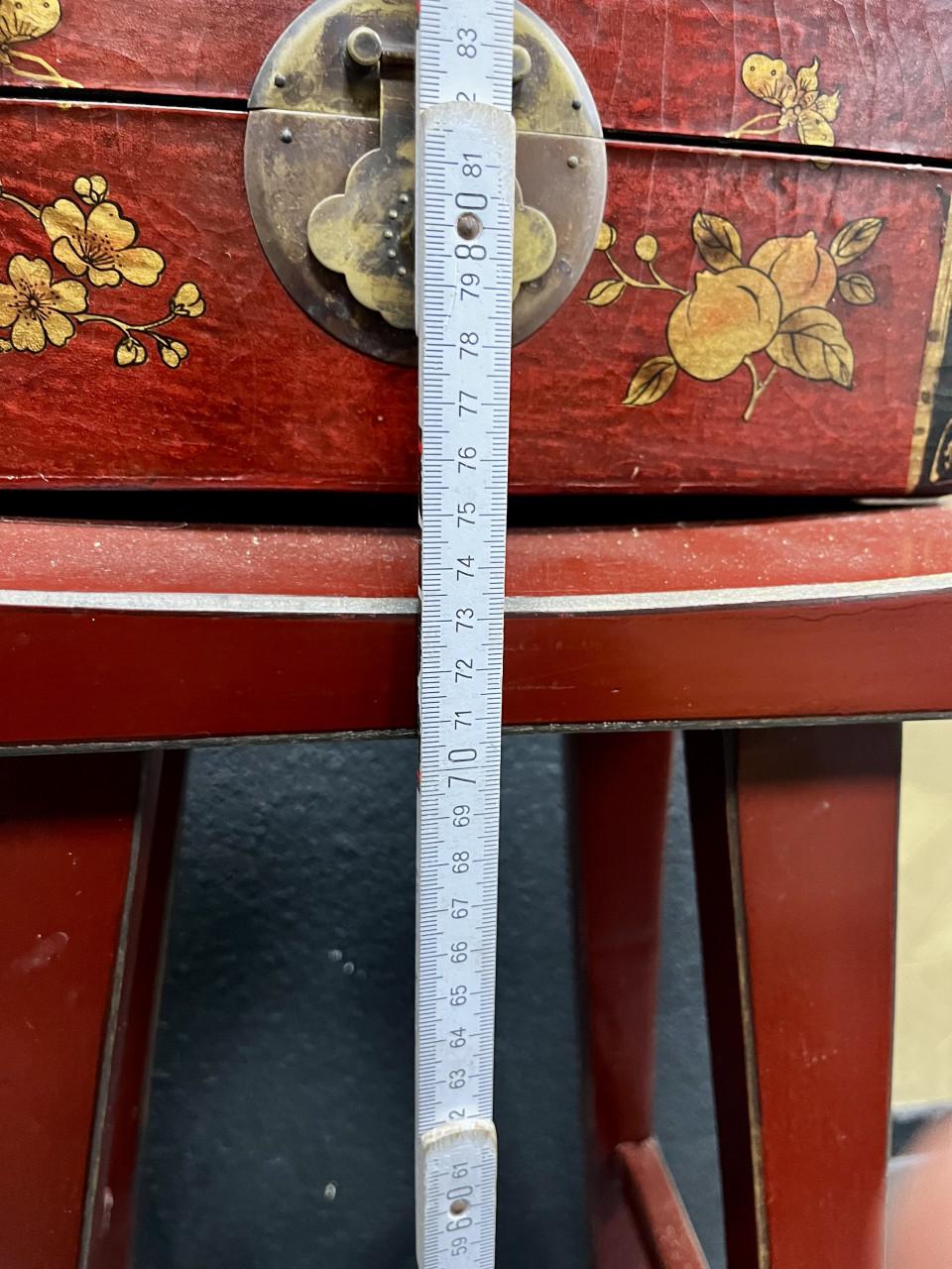 Hoge oud Chinese bijzettafel