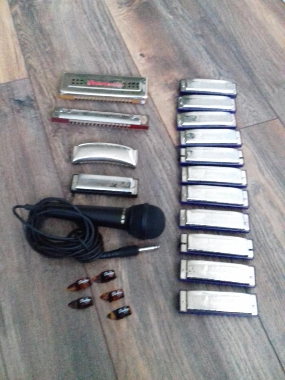 Johnon en Hohner bluesharpen, mondharmonica's, microfoon en plectrums