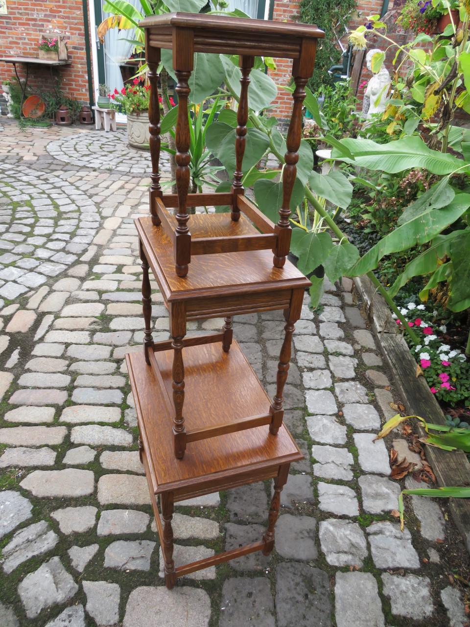 Set van drie Franse eikenhouten bijzettafels uit de jaren 60