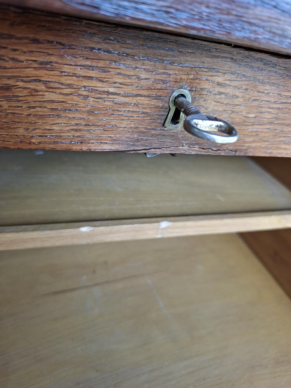 Antiek houten roldeurkastje