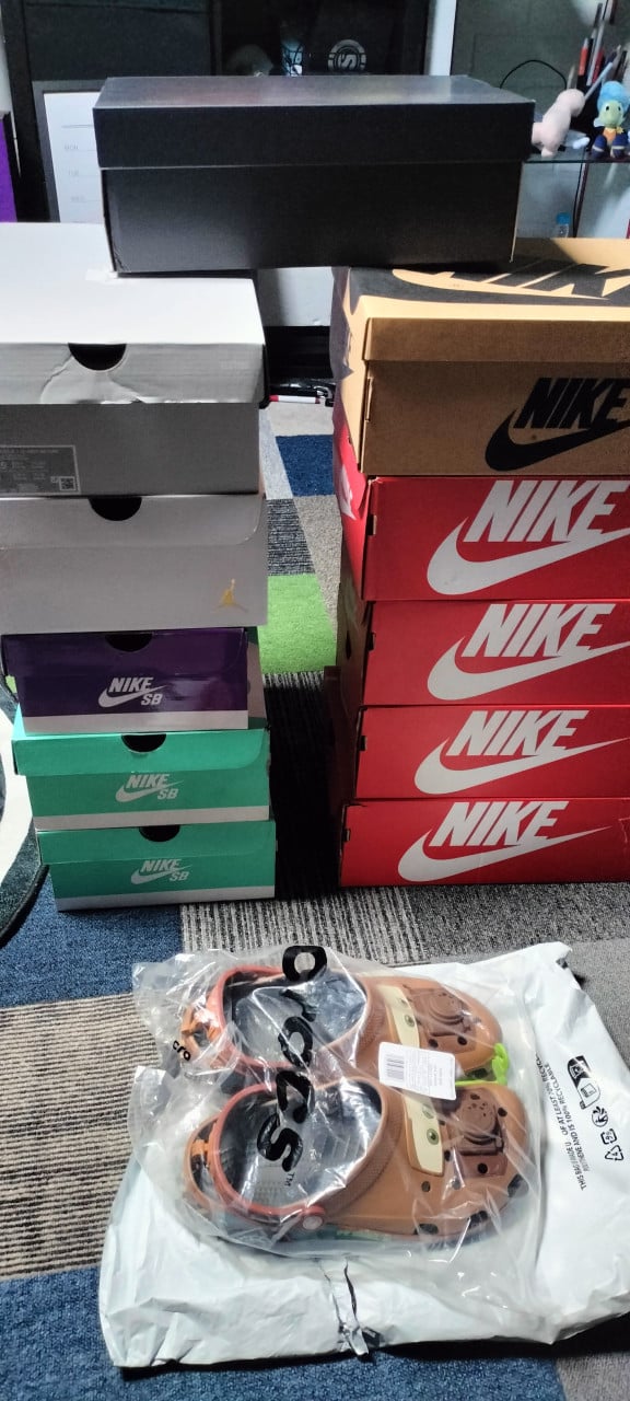 12 paar Nike. Sb dunk Jordan Air Force 1 Crocs nieuw
