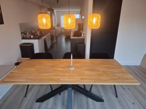 Eettafel eiken met zwarte stalen poot