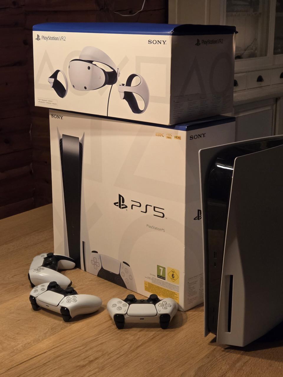 PlayStation 5 met 3 controllers + PSVR2 + PS Camera
