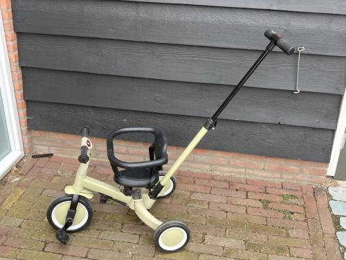 Drie wielen met duw stang