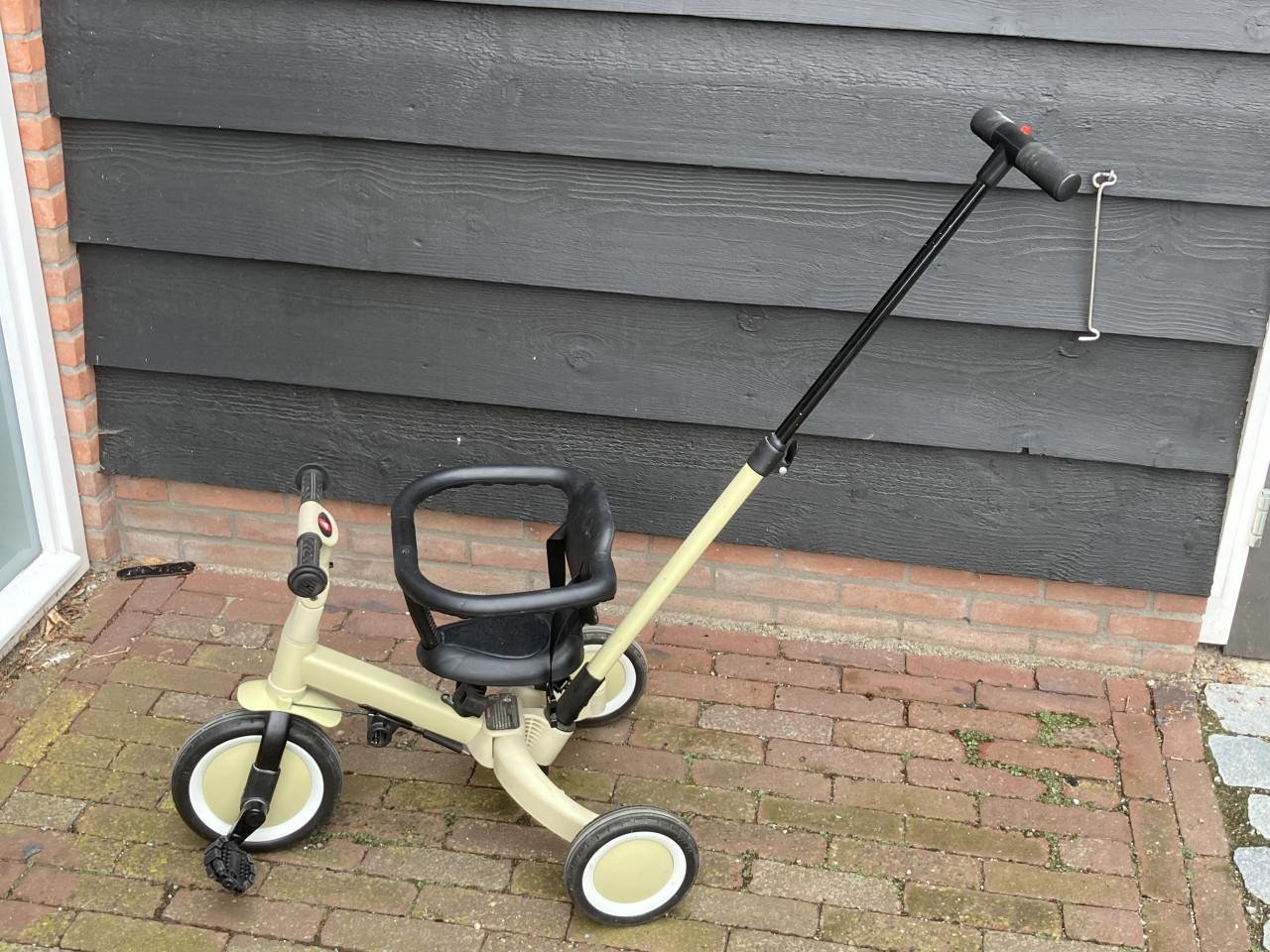 Drie wielen met duw stang