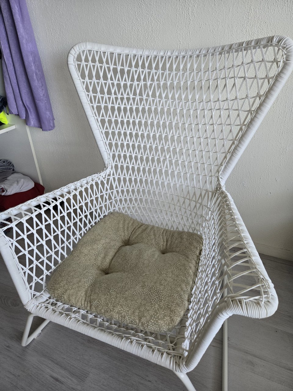 Witte stoel met kussentje