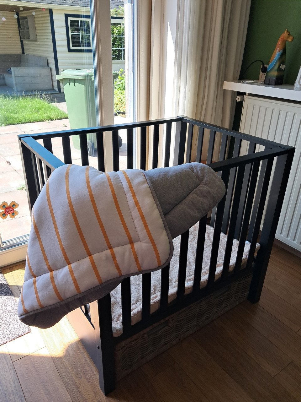Zwarte box met rieten lade