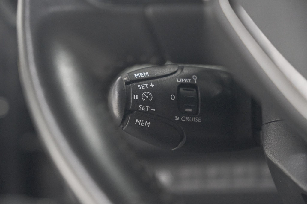 Peugeot 208 puretech 100 eat8 allure | camera | apple carplay | navigatie |