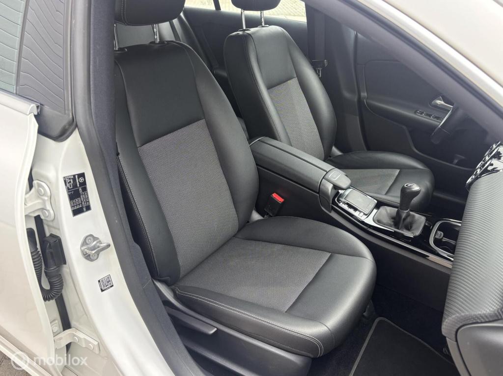 Mercedes-Benz Cla shooting brake 19 inch apple carplay 180