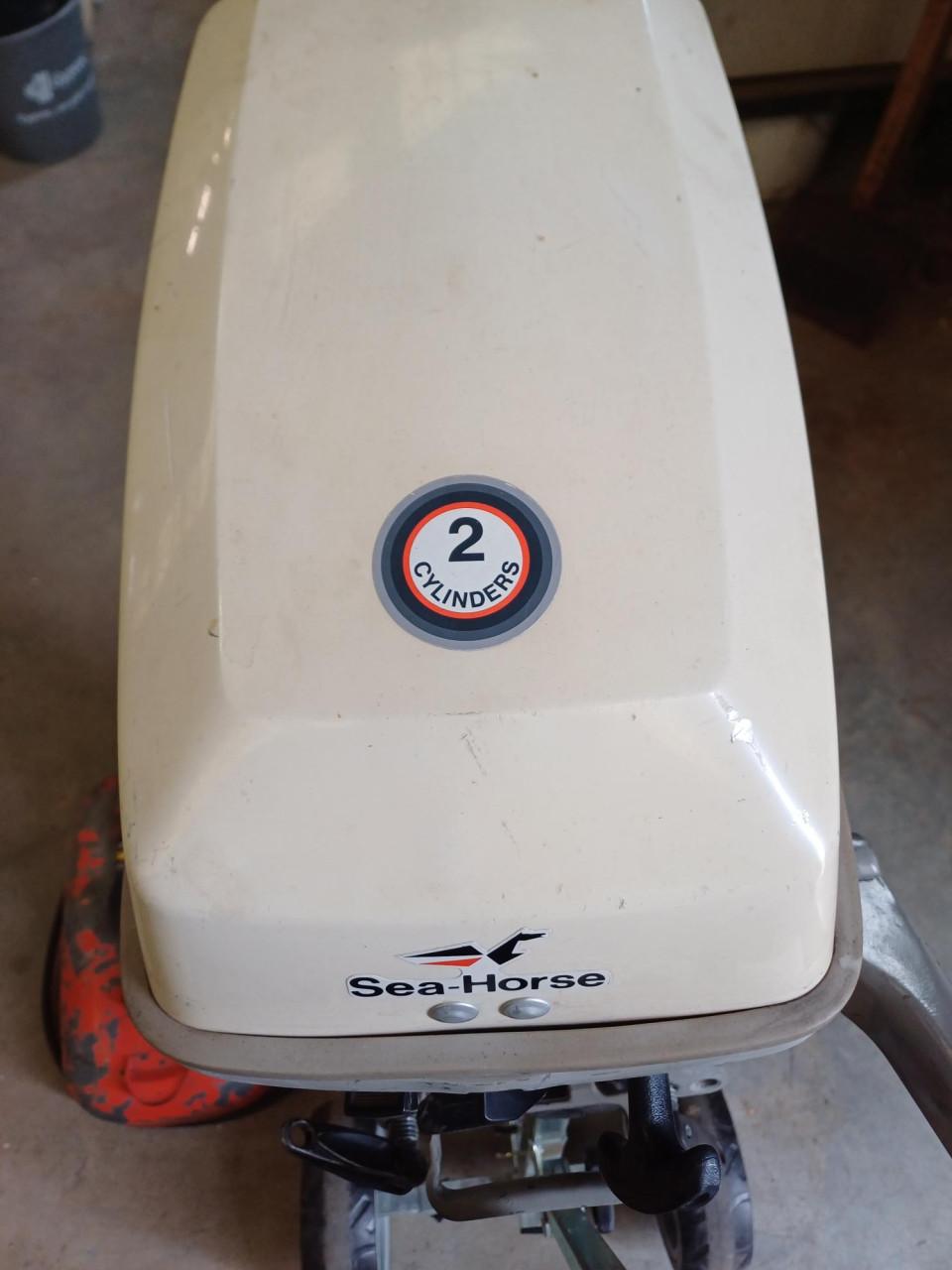 BUITENBOORDMOTOR MET TRANSPORTSTEUN.