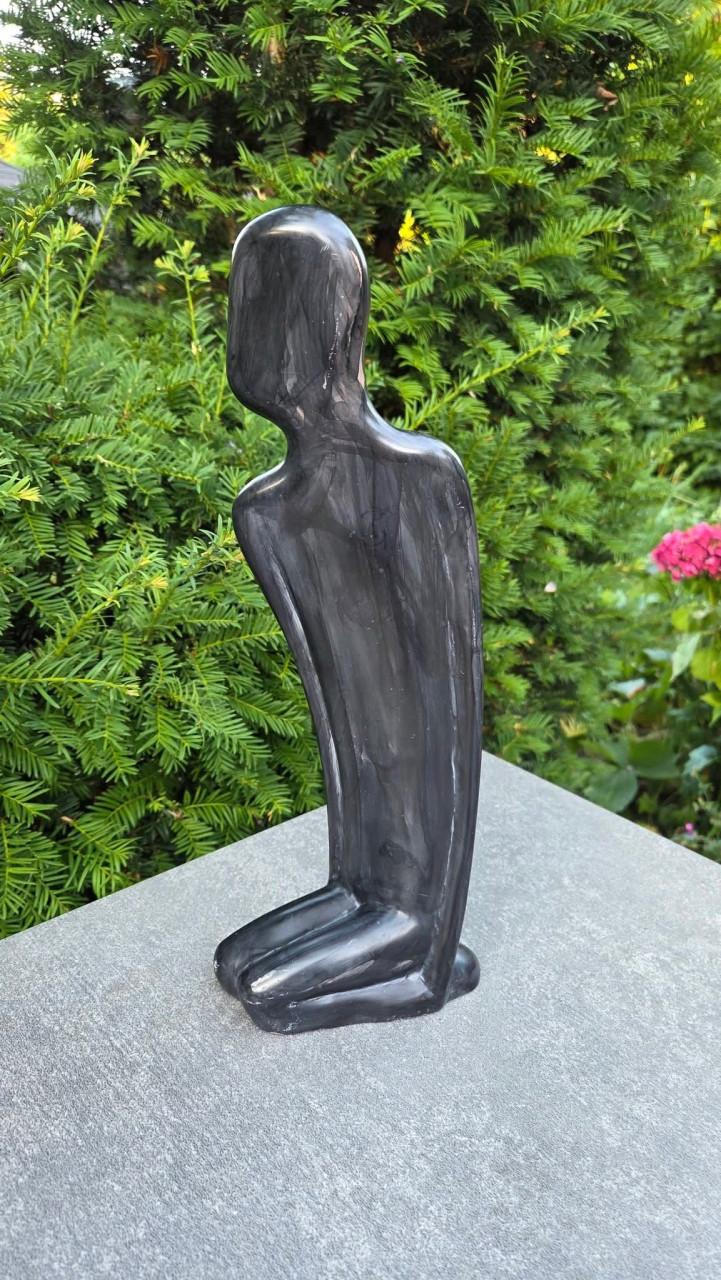 🪷 Stenen beeld met een zwarte patina afwerking