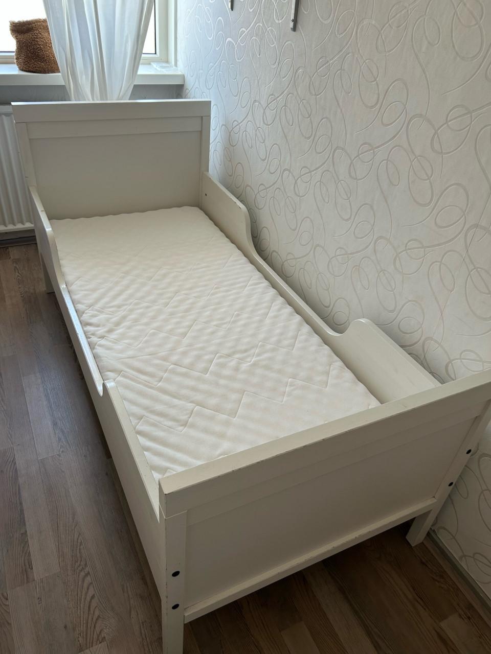 Peuterbed met goed matrasje incl.zgan kinderdekbed en kinderhoofdkussen