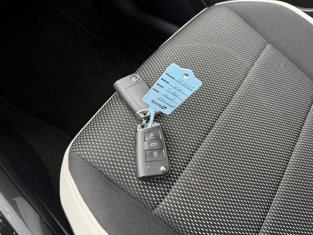 Volkswagen T-roc 1.5 tsi sport automaat ,trekhaak , apple-carplay ,