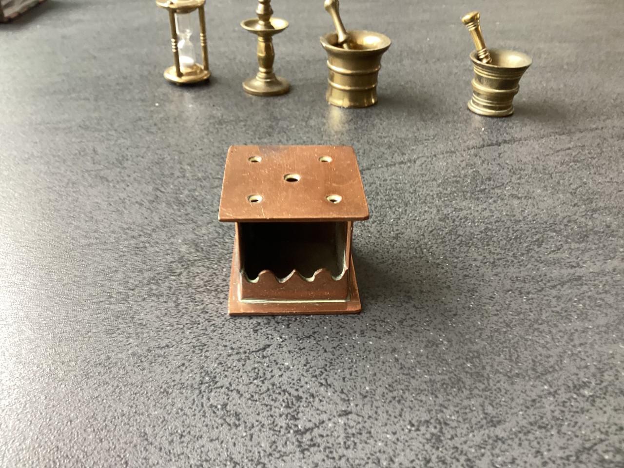 Kolenkit. Doofpot 2 x. Vijzel 2 x.  Stoof.  Zandloper.  Kaarsenhouder.