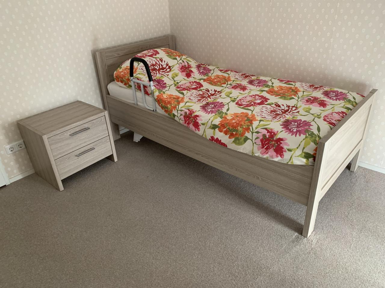 Seniorenbed met nachtkastje