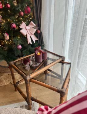 Set vintage bamboe bijzettafeltjes met rookglas blad