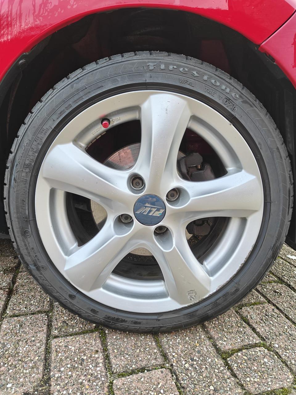 Peugeot 107 1.0 12V 3DR 2006 Rood