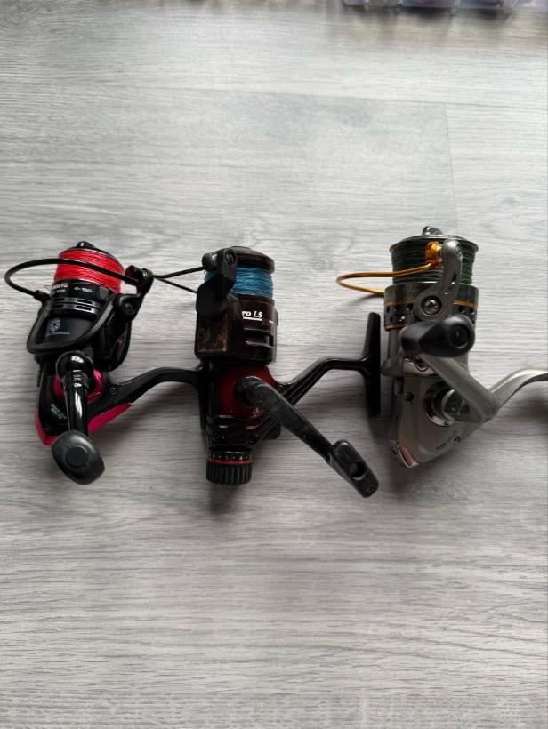 Complete vissers set - 6 hengels , 11 molens en toenehoren