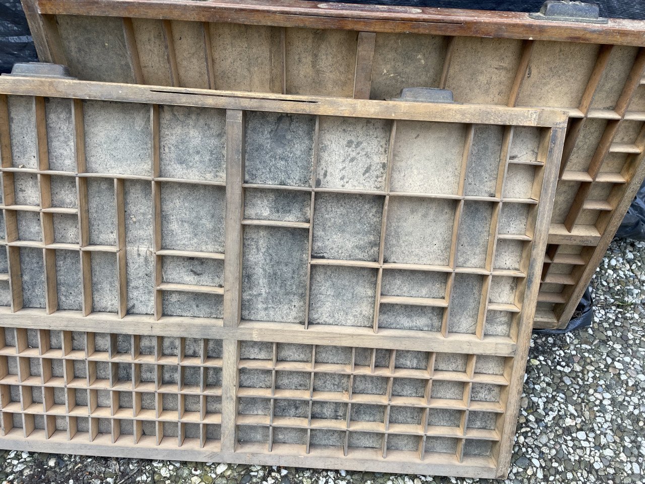 35x antieke letterbakken 83x53x4 cm  Drukkerij lades 1930s/40s