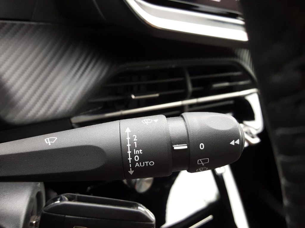 Peugeot 2008 1.2 puretech 100pk allure | navigatie | bluetooth | applecarpl
