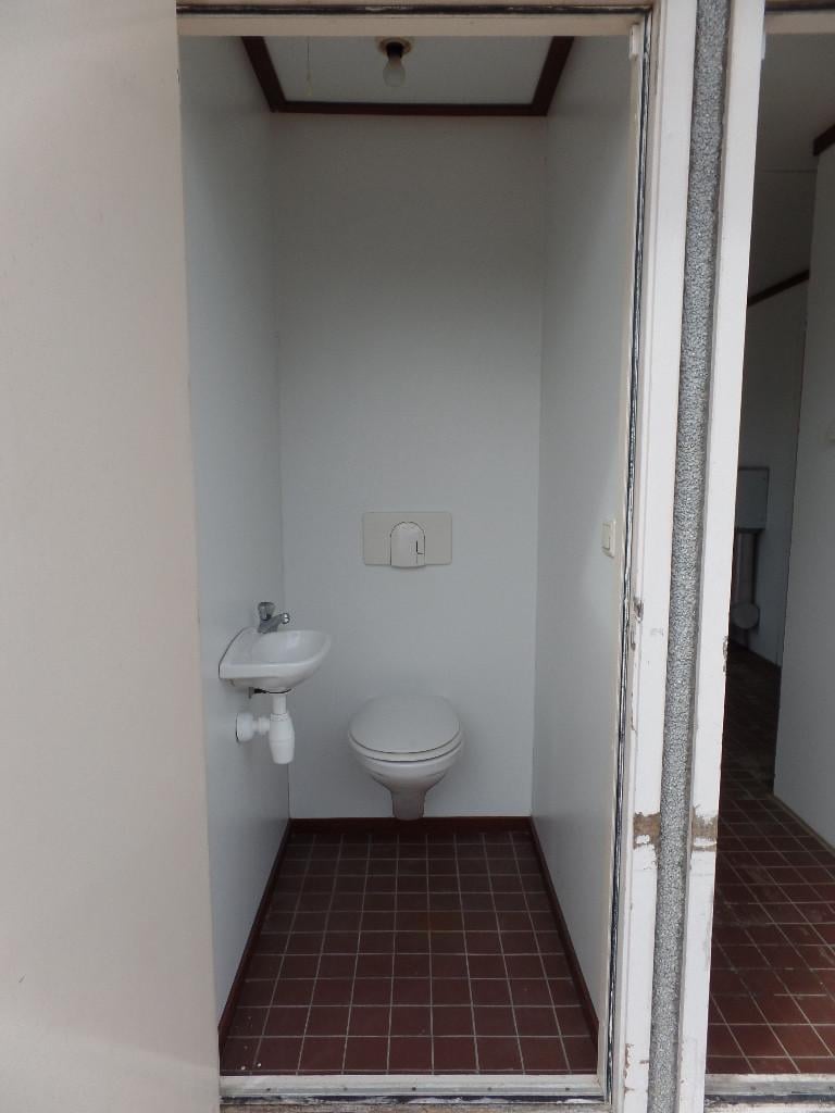 Degelijke unit met sanitair en rolluik geschikt als tijdelijk bijgebouw