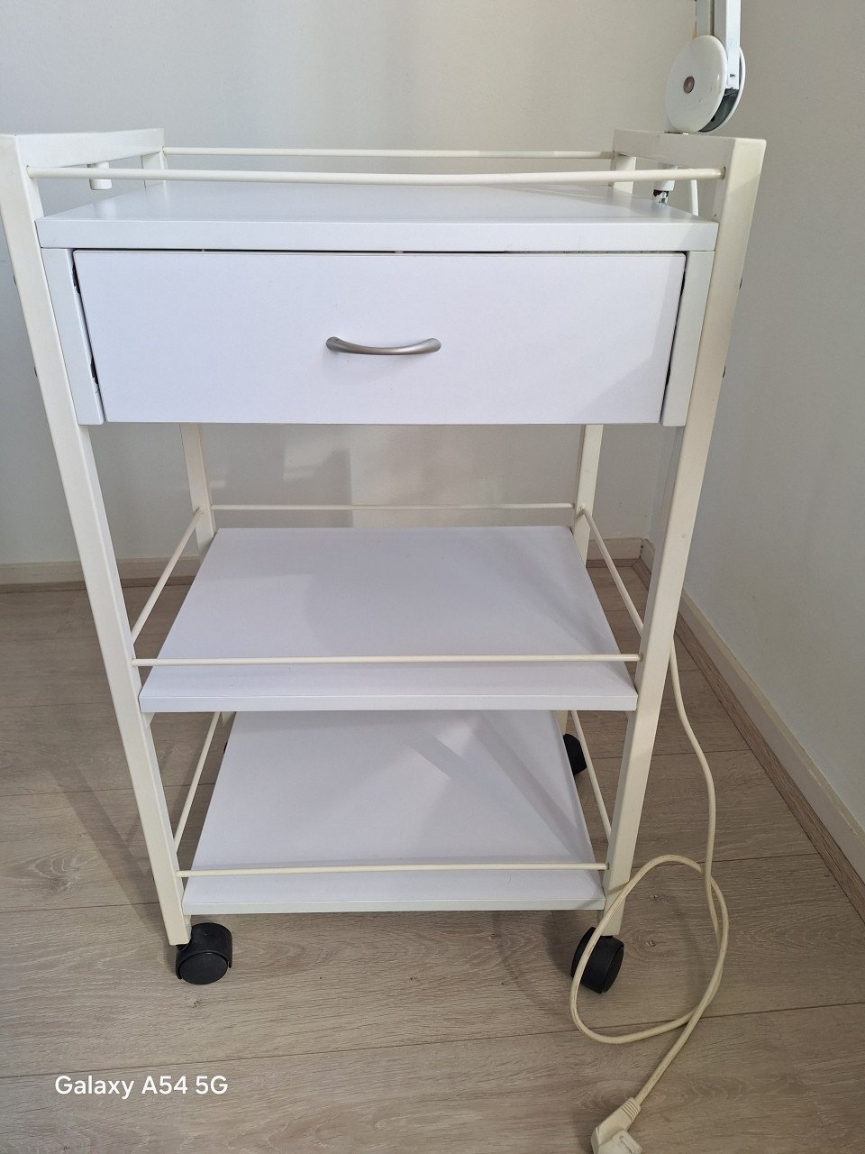 Behandelstoel met tabouret, tafel en loeplamp