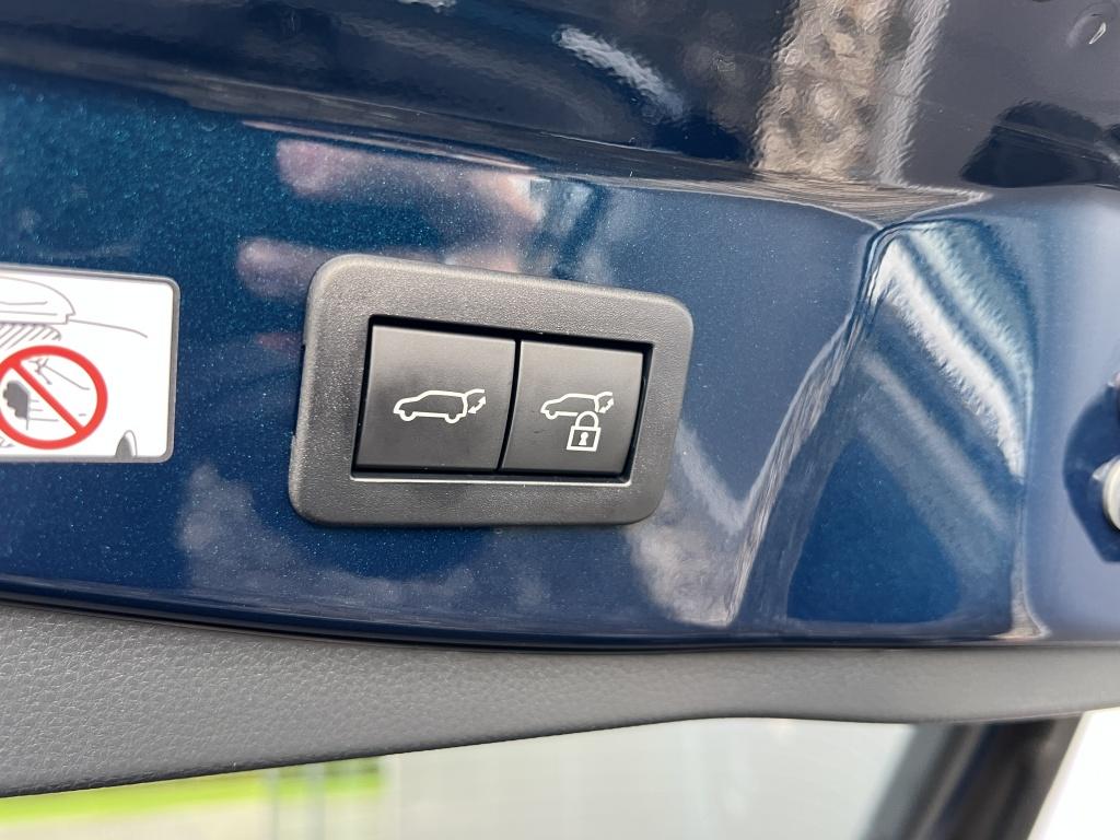 Toyota C-hr 1.8 hybr 140 first