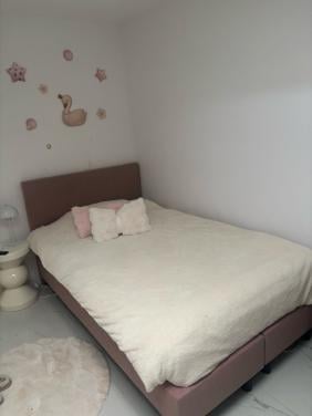 Roze boxspring in goede staat!