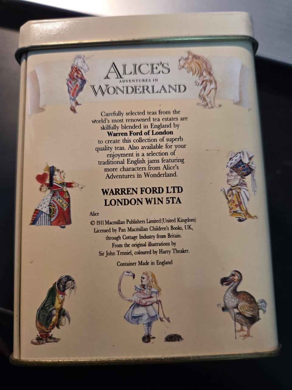 TheeBlik van Earl Grey met afbeeldingen van Alice in Wonderland.