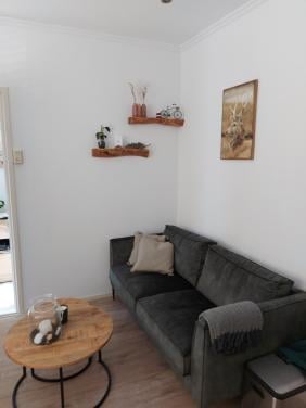 Bank, tafel en stoelen, kapstok, schoenen rekje, fauteuils,