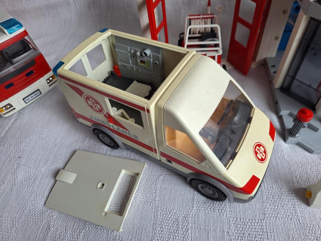 KOOPJE! Grote set Brandweer Playmobil kazerne en voertuigen etc