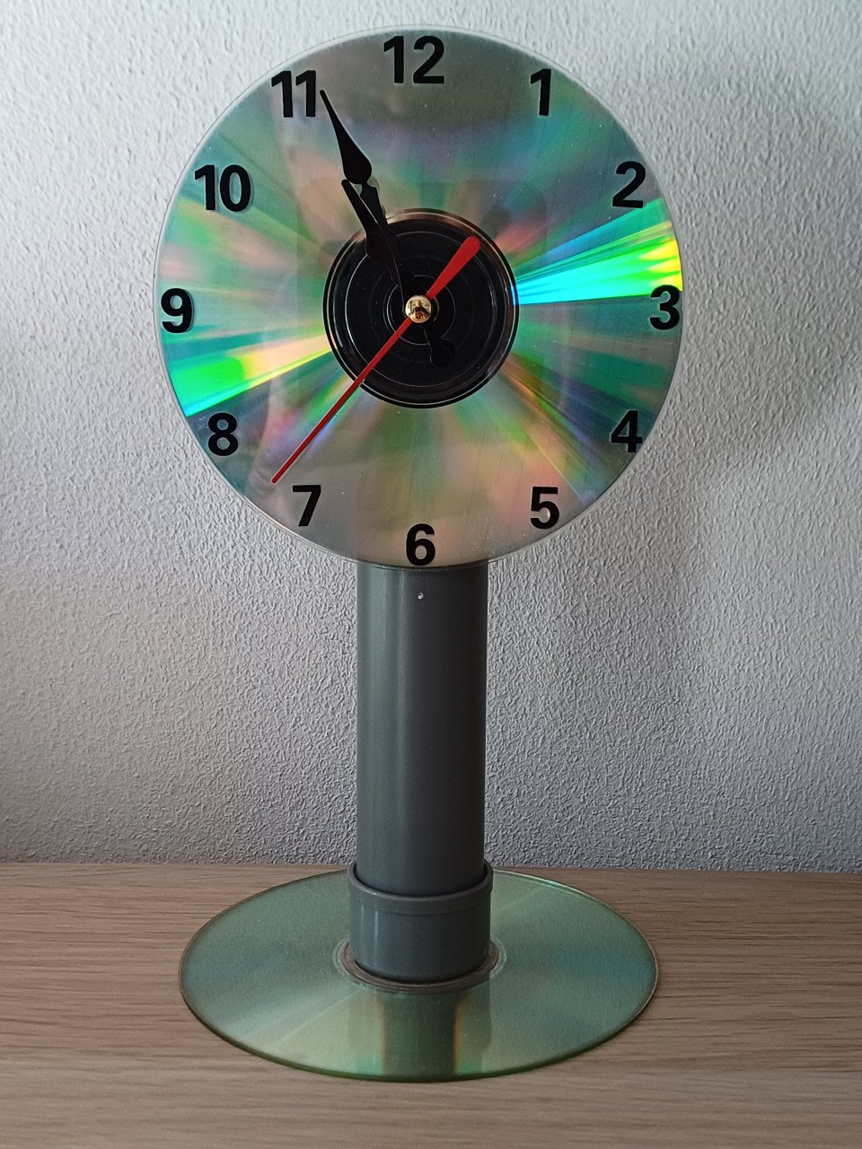 Bureau klokjes van een dvd en cd