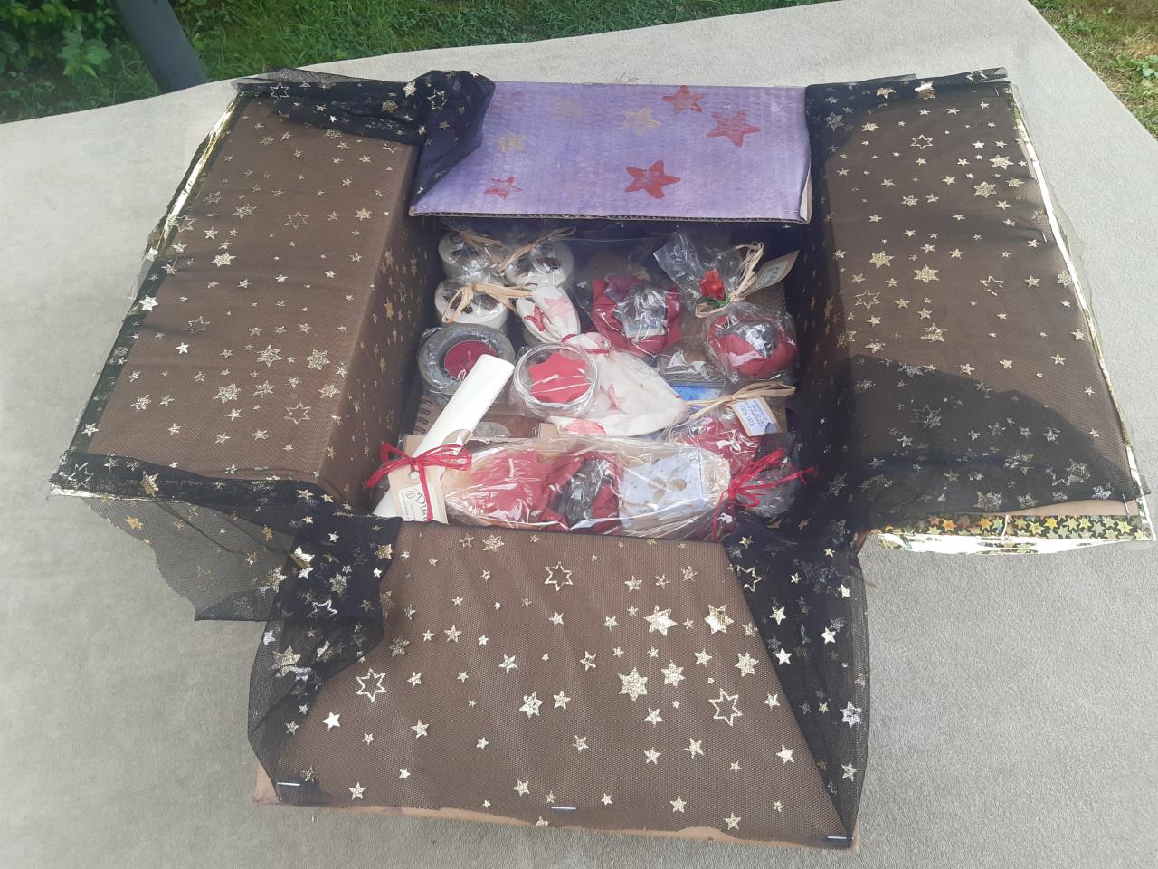 Doos met kleine cadeautjes voor Sinterklaas en Kerst