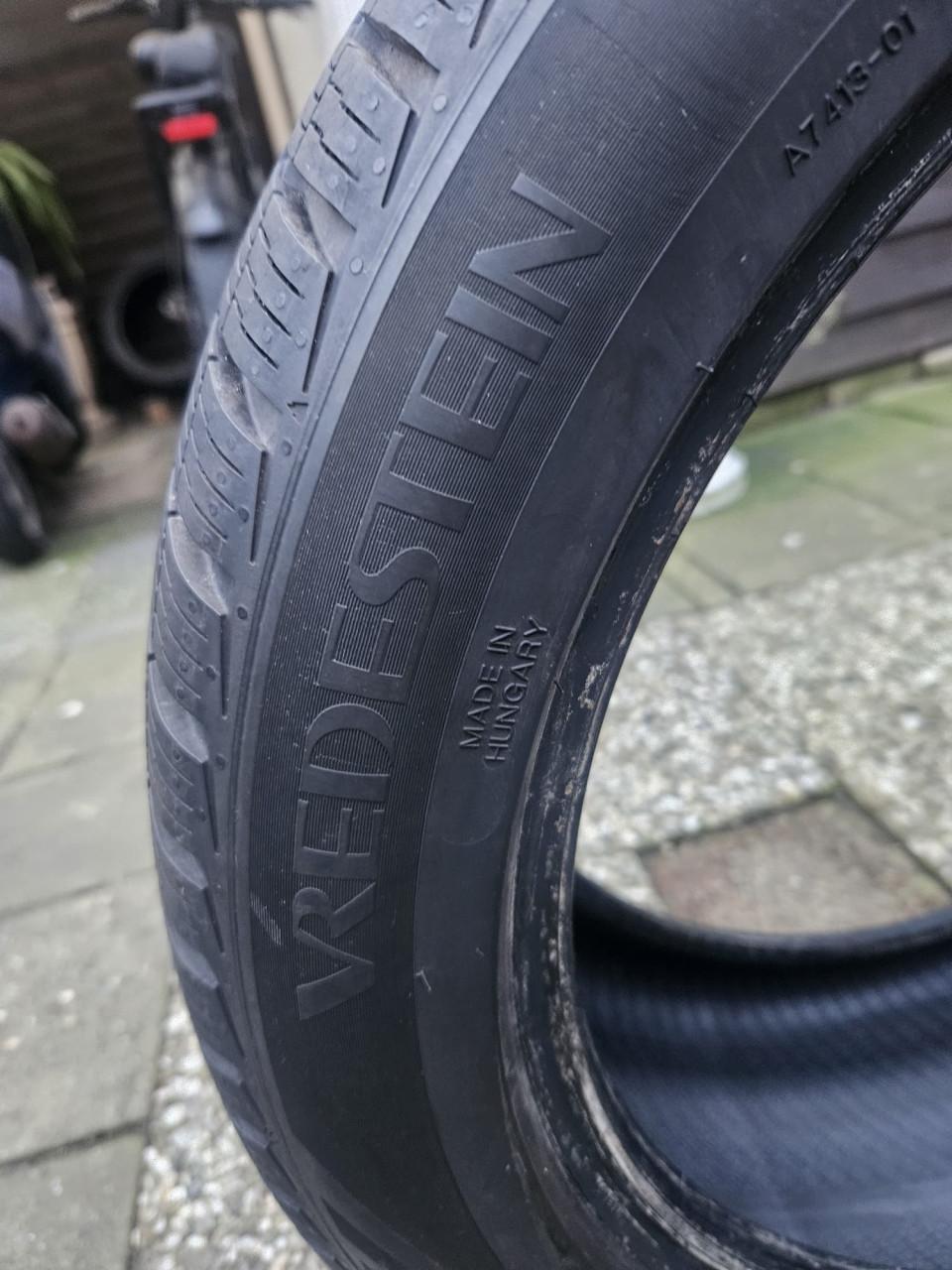 Vredestein All-Season banden 235-45-17