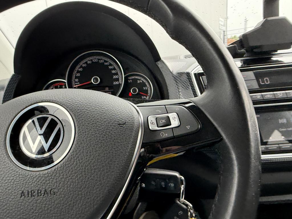 Volkswagen UP! 1.0 65pk 5drs. black style | camera | cruise