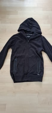 Zwart vest met capuchon maat 152/12 jr