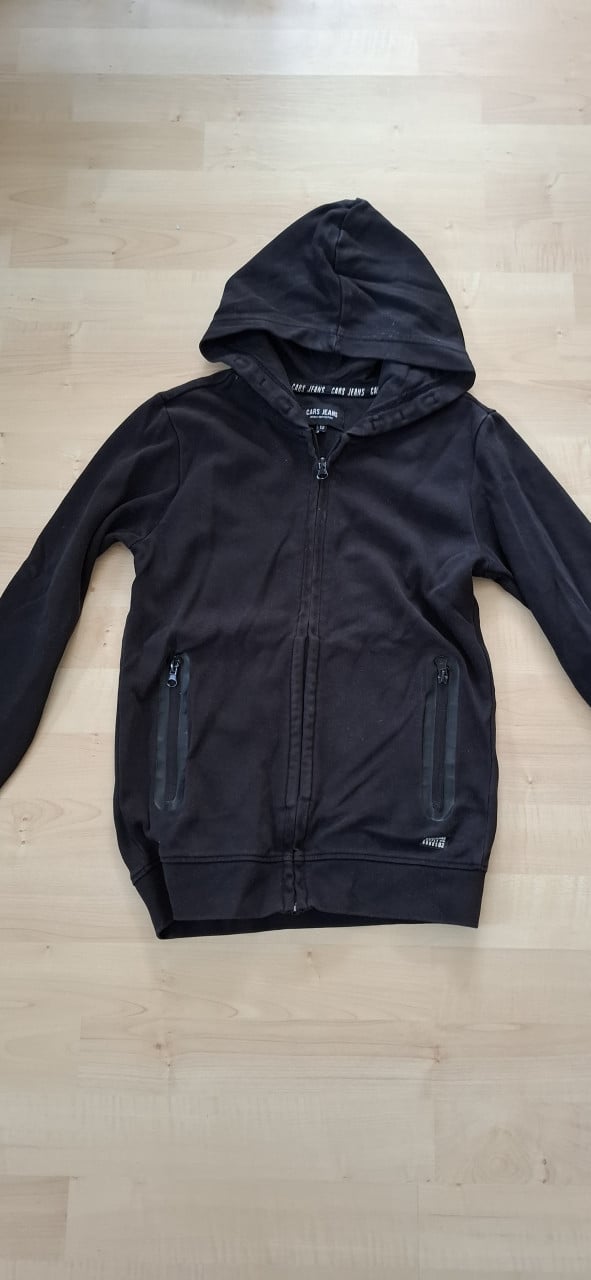 Zwart vest met capuchon maat 152/12 jr