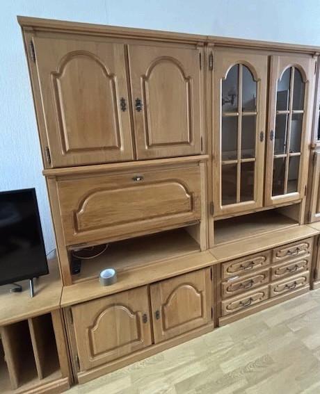 Gratis af te halen eiken inboedel, o.a. eettafel, wandkast, salontafel