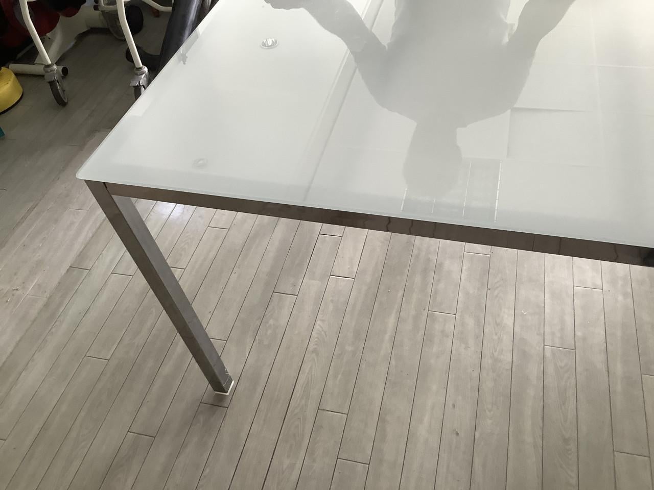 Keukentafel metaal onderstel met mat glazen blad. 135x85cm