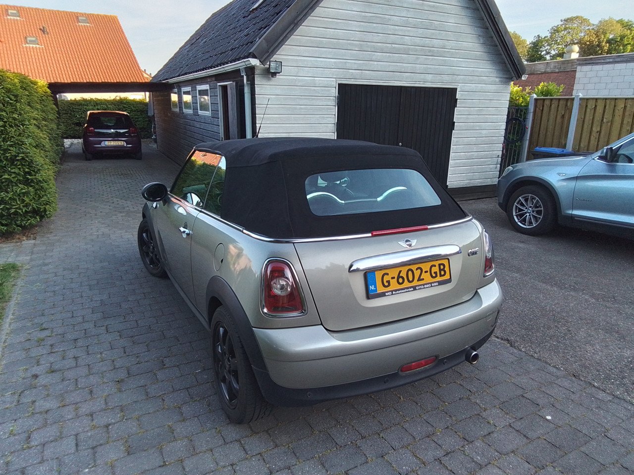 Mini cabrio one vol leer 6 versnelling airco  in zeer goede staat bj 2011