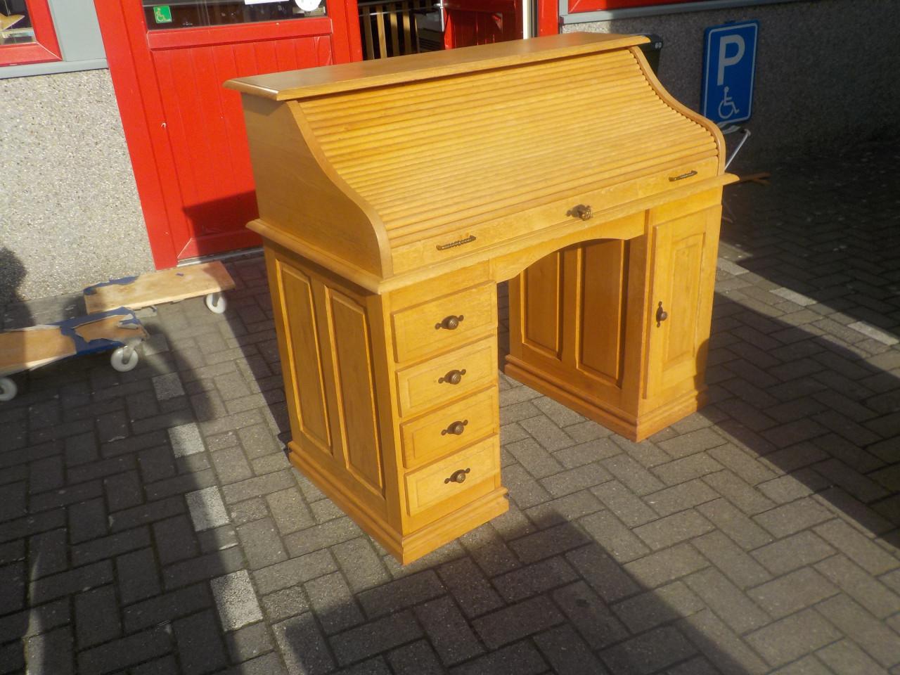 Geheel massief eiken secretaire in zeer goede staat met diepe laden