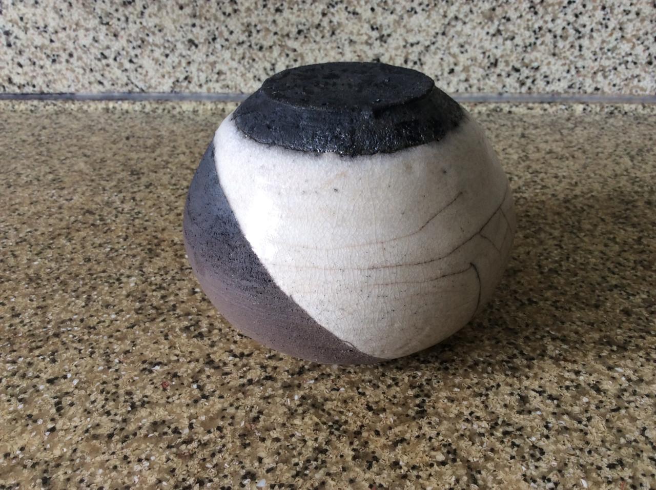 Verschillende kleine vaasjes van keramiek.     Raki gestookt.