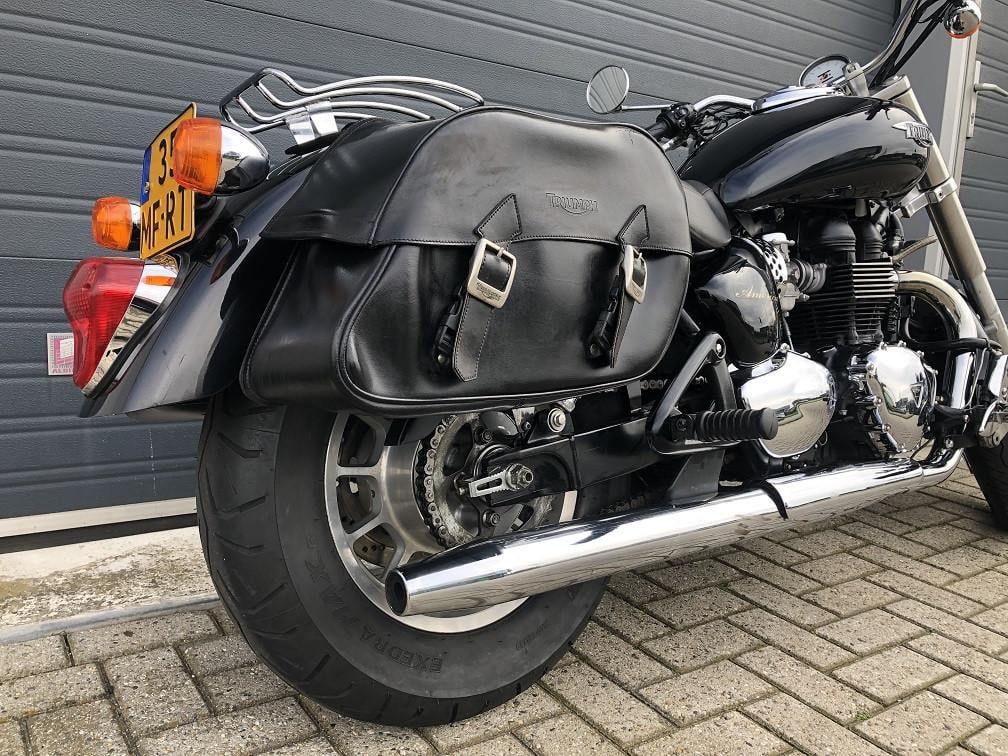 Triumph Bonnenville America uit 2008 met 27 dkm, lederen koffers etc €4250