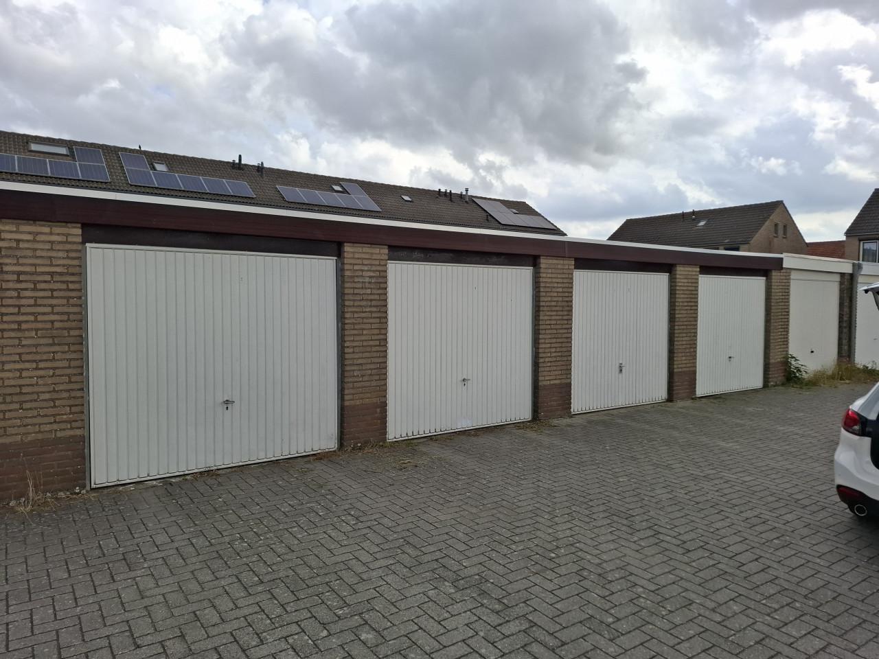 Te huur: 2 x Garage box Robertstraat Axel