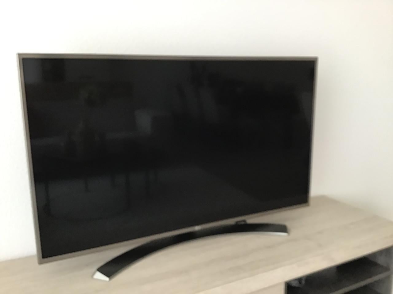 LG TV 49 inch/124 cm